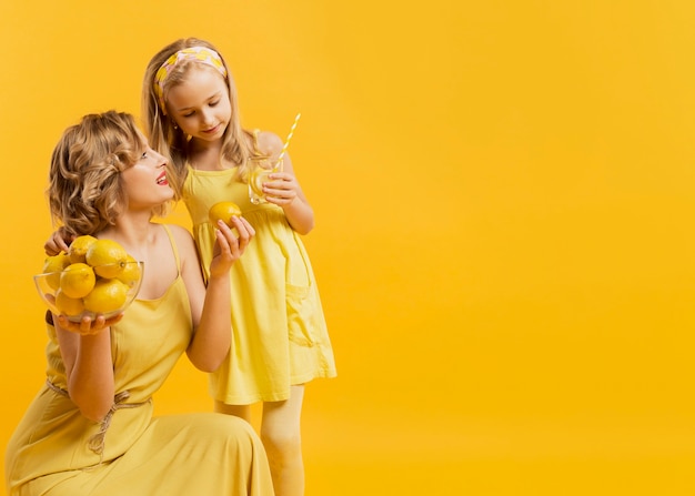 Copia-spazio madre e figlia con limoni