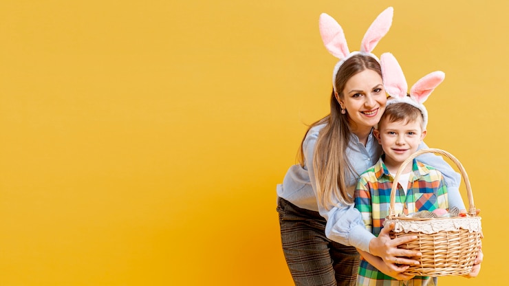 Foto gratuito copia-spazio madre e figlio con cesto di uova dipinte