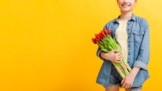 Copia-spazio ragazza con fiori