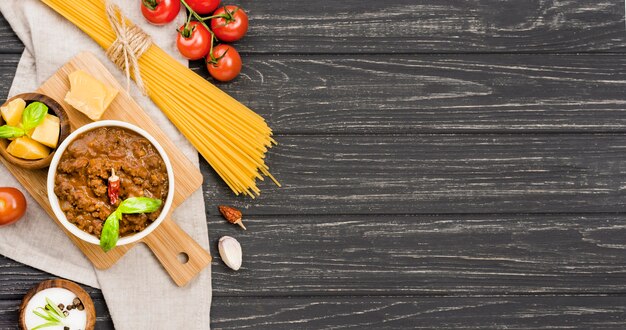 Copia-spazio spaghetii ingredienti bolognesi