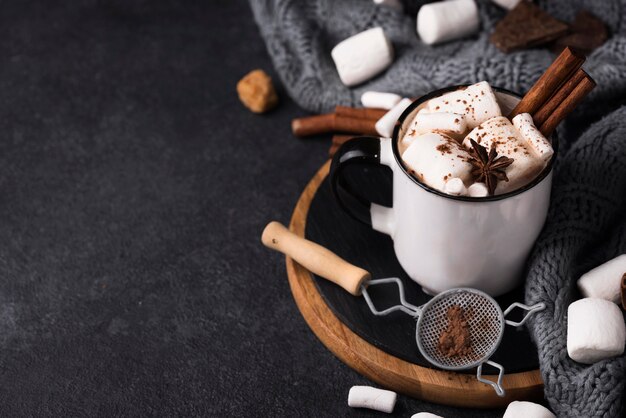 Copia-spazio tazza con sapore di cannella bevanda marshmallow