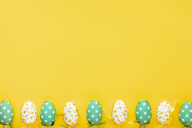 Copia-spazio uova di Pasqua allineate sul tavolo