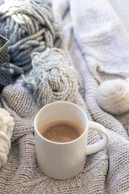 Coppa di caffè a maglia e fili di filato