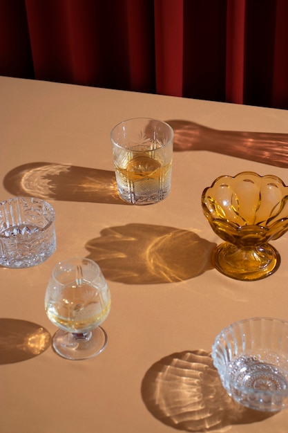 Coppe d'epoca in un negozio di secondhand