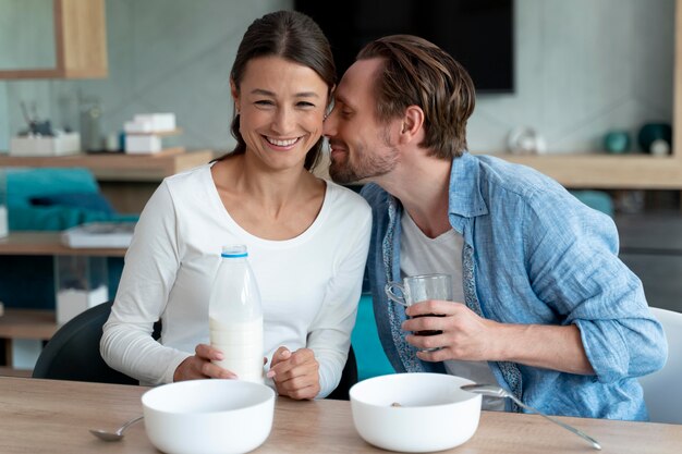 Coppia a casa che mangia insieme