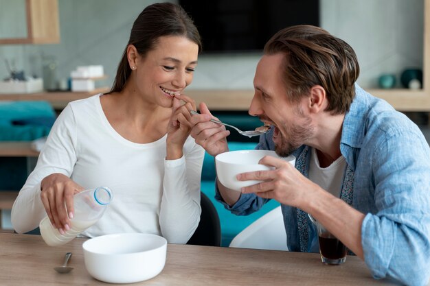 Coppia a casa che mangia insieme