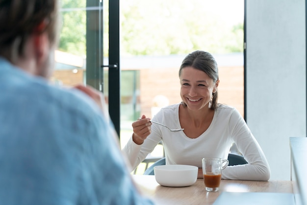 Coppia a casa che mangia insieme