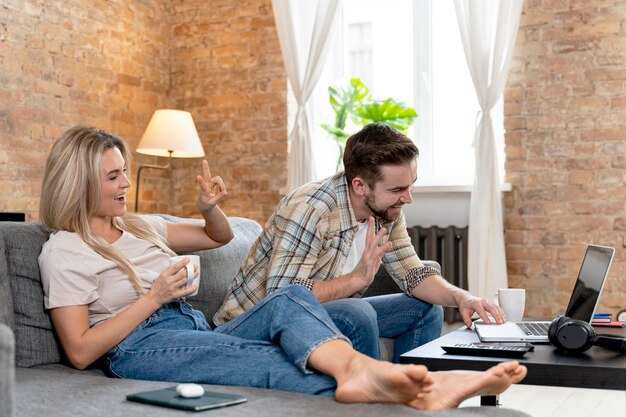 Coppia a casa con videochiamata con la famiglia
