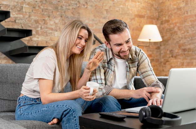 Coppia a casa con videochiamata con la famiglia