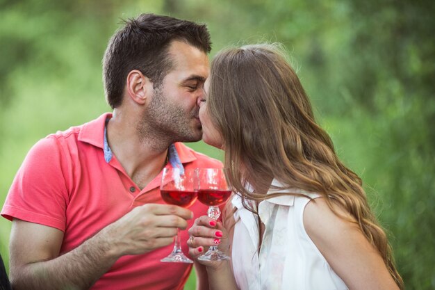 Coppia a fare un picnic