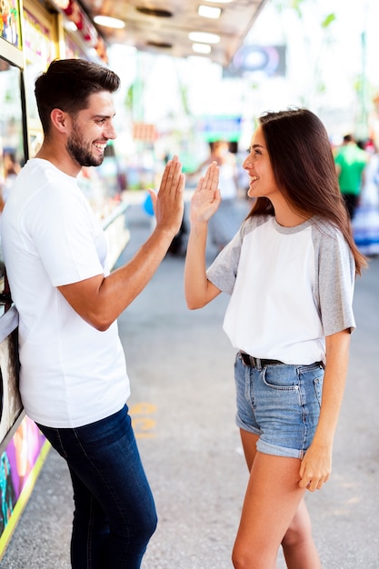 Coppia a metà tiro alto fiving