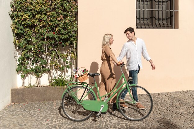 Coppia a passeggio con la bicicletta