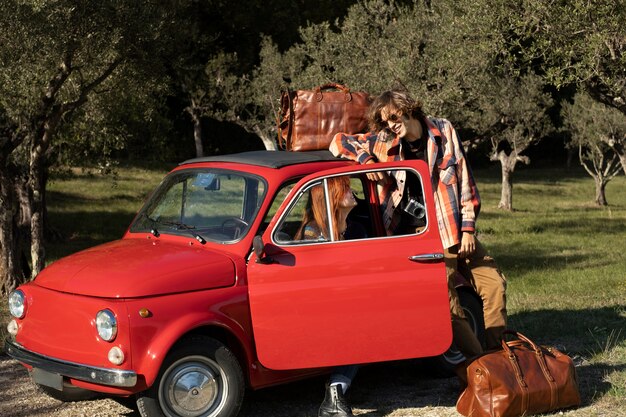 Coppia a tutto campo con auto piccola