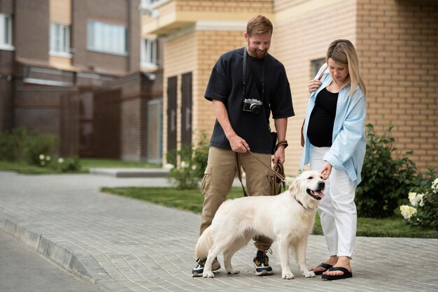 Coppia a tutto campo con cane