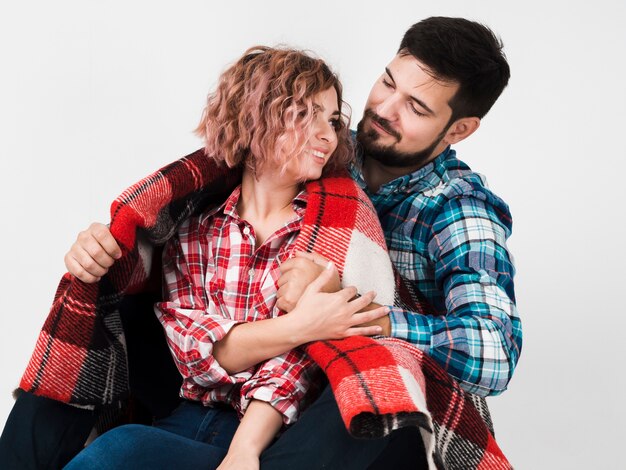 Coppia abbracciata con una coperta per San Valentino