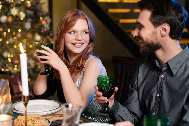 Coppia adorabile che si gode una festa di capodanno