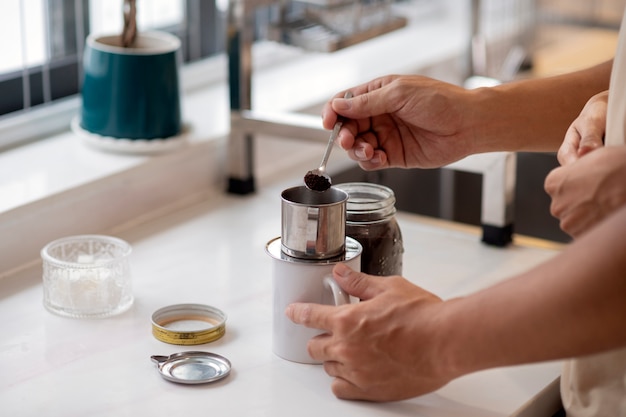 Coppia affettuosa che prepara insieme il caffè in cucina