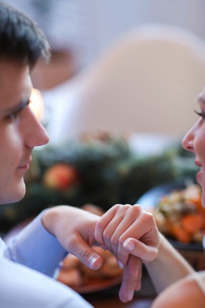 Coppia alla cena di Natale