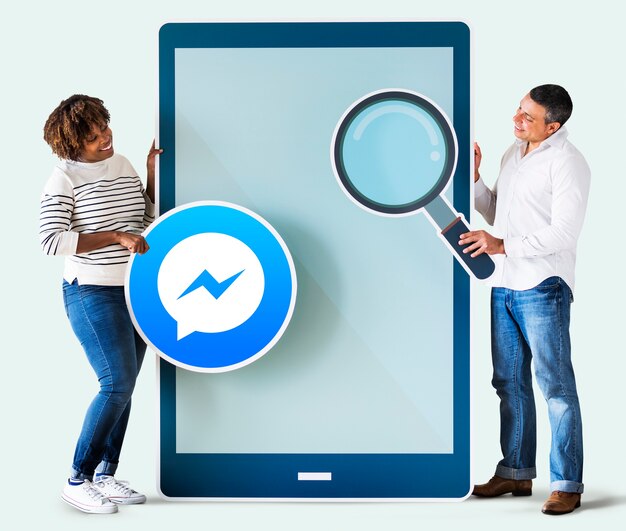 Coppia alla ricerca di Facebook Messenger su un telefono