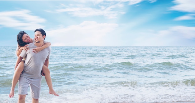 Coppia asiatica sulla spiaggia