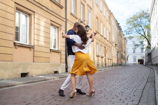 Coppia avente uno spettacolo di danza latina in città