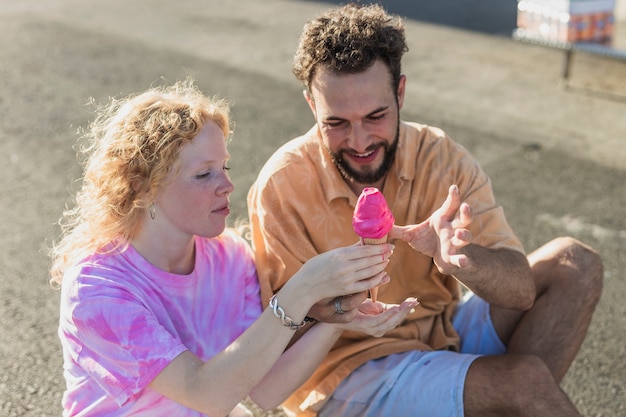 Coppia carina alto angolo con gelato rosa