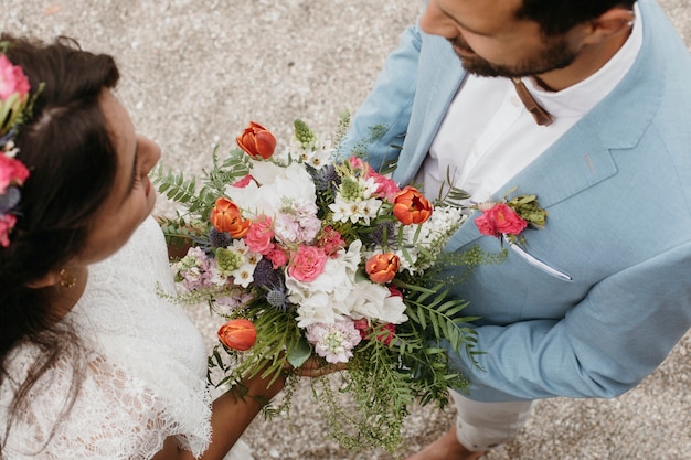 Coppia carina che celebra il proprio matrimonio sulla spiaggia