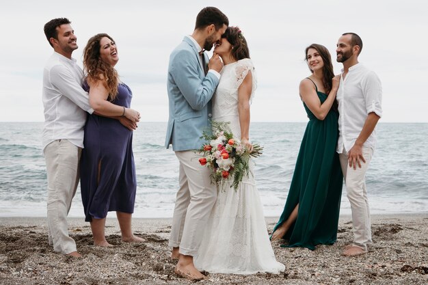 Coppia carina che celebra il proprio matrimonio sulla spiaggia