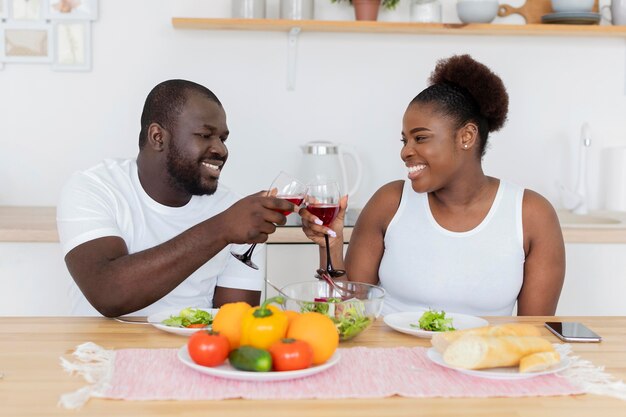 Coppia carina con una cena romantica