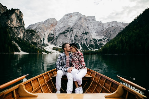 Coppia carina e adorabile sul fiume