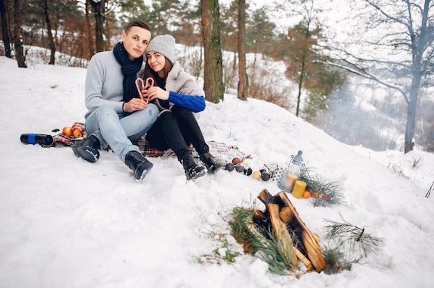 Coppia carina e amorevole in una foresta d&#39;inverno