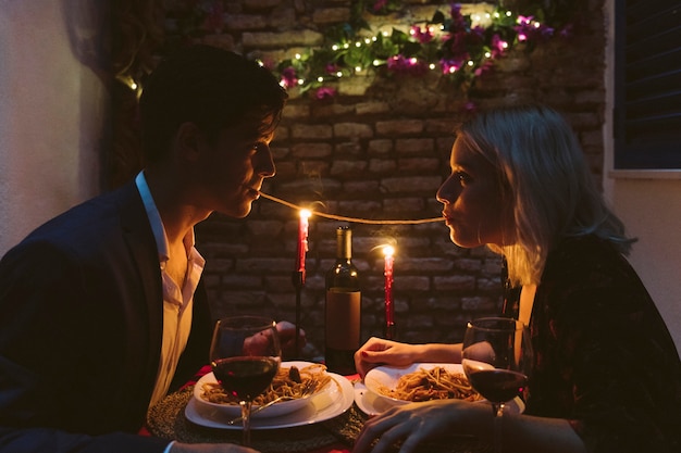 Coppia cenando il giorno di San Valentino