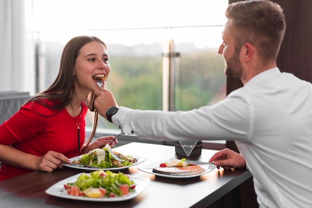 Coppia cenando in un ristorante