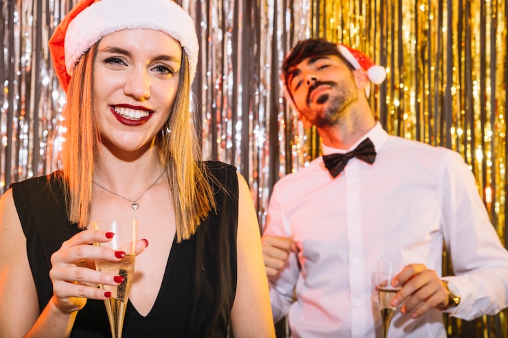 Foto gratuito coppia, champagne, festeggiare, nuovo, anno