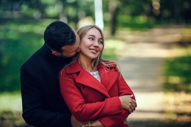 Coppia Che Cammina Nel Parco. Abbracciare e sorridere. Concetto di storia d'amore.