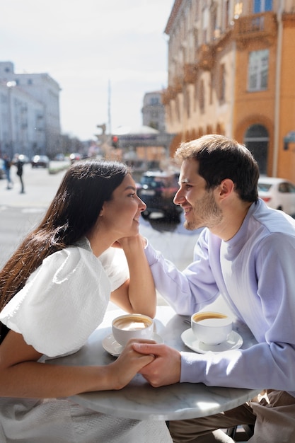 Coppia che condivide teneri momenti di intimità pubblica