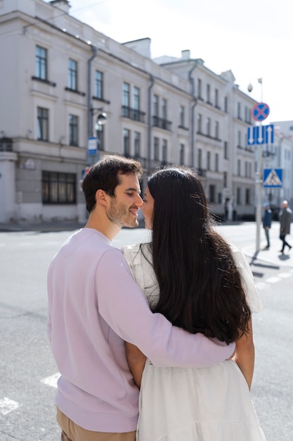 Coppia che condivide teneri momenti di intimità pubblica