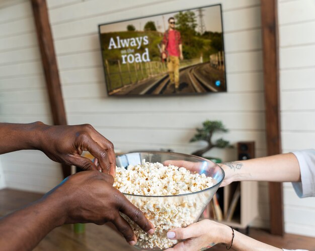 Coppia che guarda un film mentre mangia popcorn