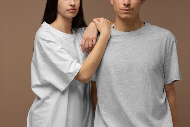 Foto gratuito coppia che indossa magliette bianche