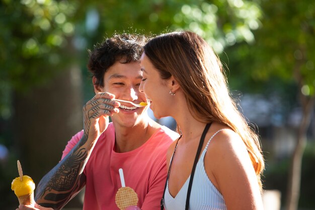 Coppia che mangia il gelato durante il viaggio