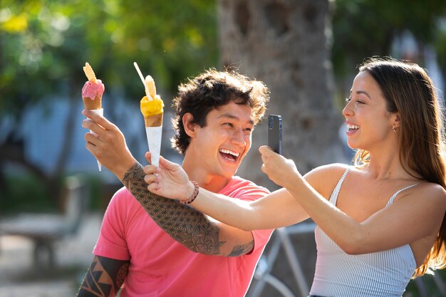 Coppia che mangia il gelato durante il viaggio