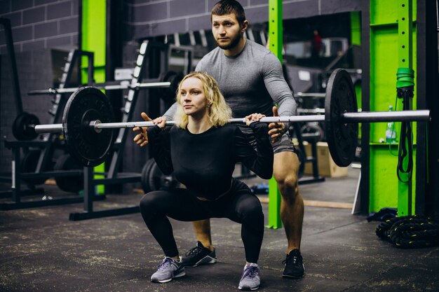 Coppia che si allena insieme in palestra