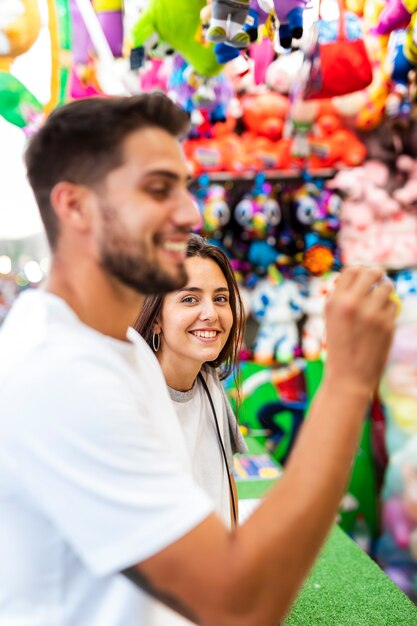 Coppia che si diverte in fiera