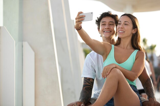 Coppia che si fa un selfie mentre viaggia in estate