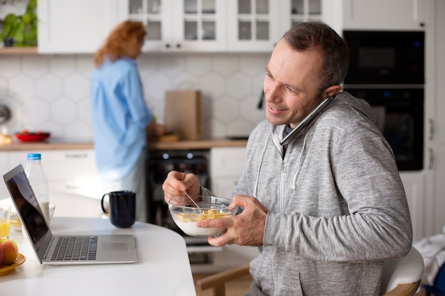 Coppia che si gode del tempo di qualità a casa