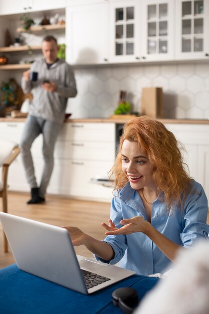 Coppia che si gode del tempo di qualità a casa