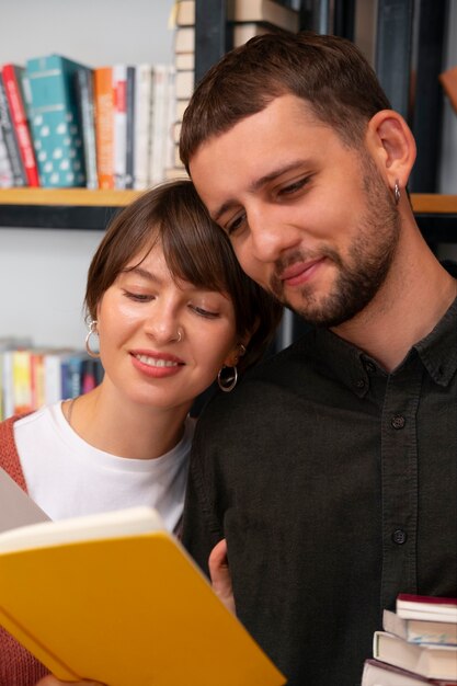 Coppia che si gode l'appuntamento in libreria