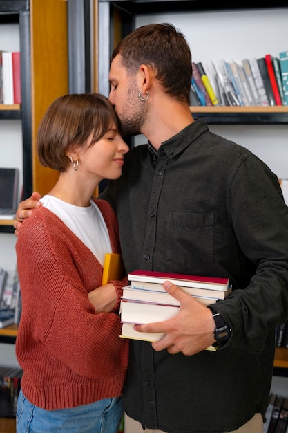 Coppia che si gode l'appuntamento in libreria