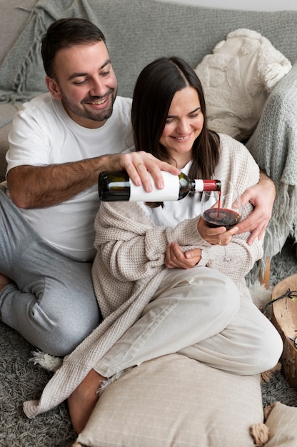 Coppia che si gode lo stile di vita a casa d'inverno