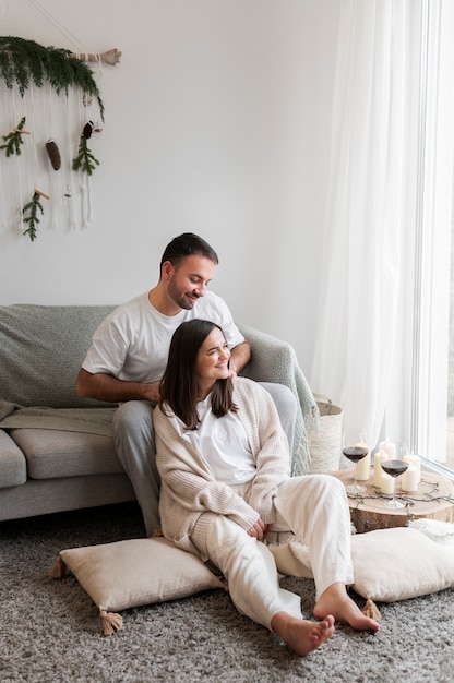 Coppia che si gode lo stile di vita a casa d'inverno